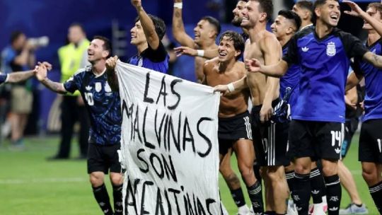 Video: el momento en que la bandera de Malvinas aparece en la tribuna
