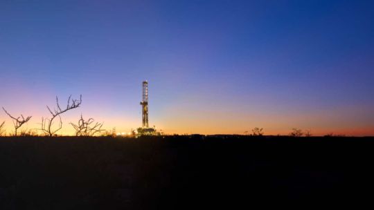 Economistas advierten que el crecimiento de Vaca Muerta no alcanza para impulsar al conjunto de la economía