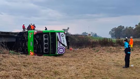 Un micro cayó de un puente en Ruta Nacional 7: hay heridos y buscan a uno de los choferes que se lanzó antes del vuelco