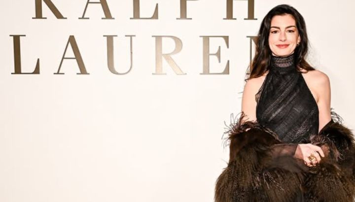Looks de invierno con capas inspirados en Anne Hathaway para sobrellevar el frío con estilo