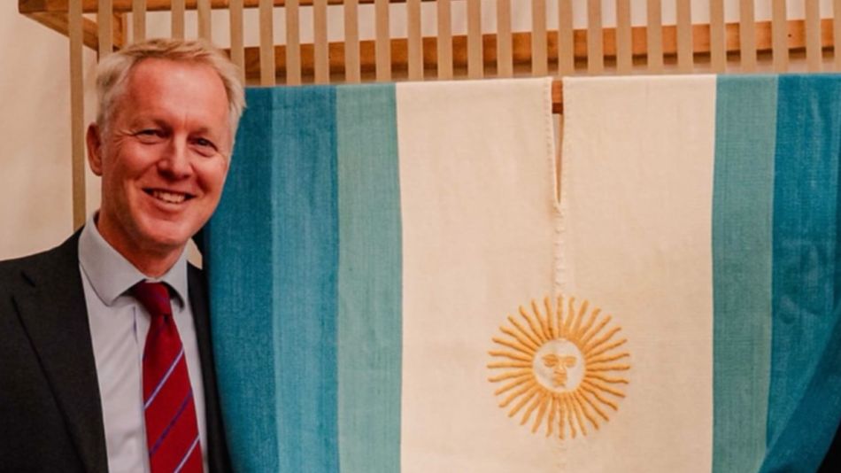 El Embajador británico David Cairns