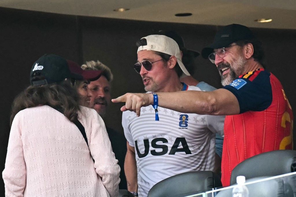Brad Pitt y Javier Bardem viendo España-Bélgica.