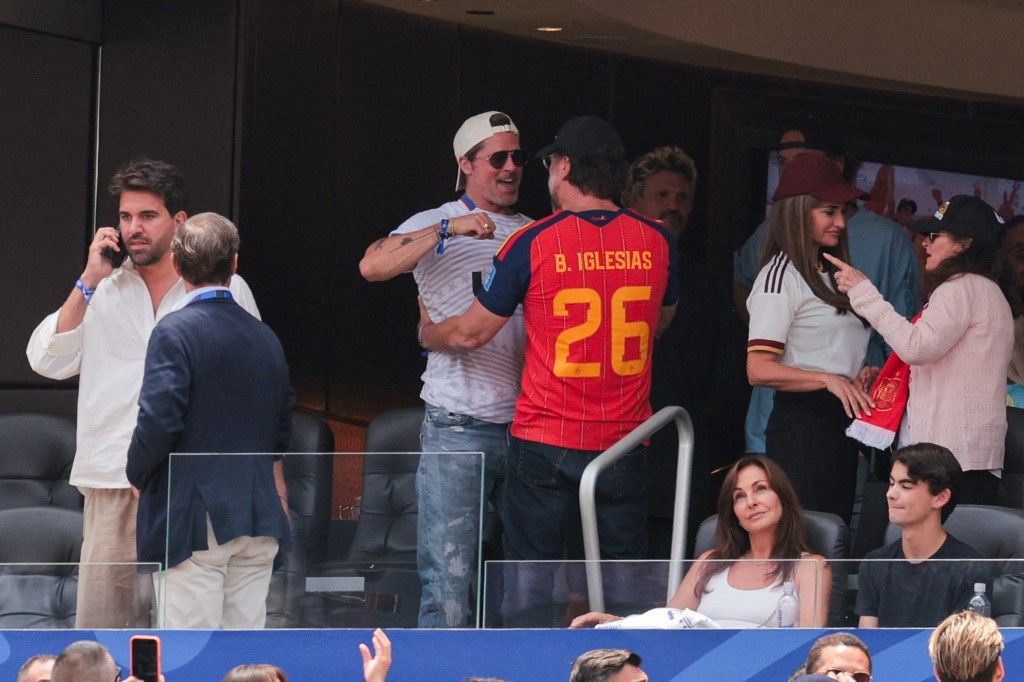 En el partido España-Bélgica, Brad Pitt y Javier Bardem con casaca de Borja Iglesias.
