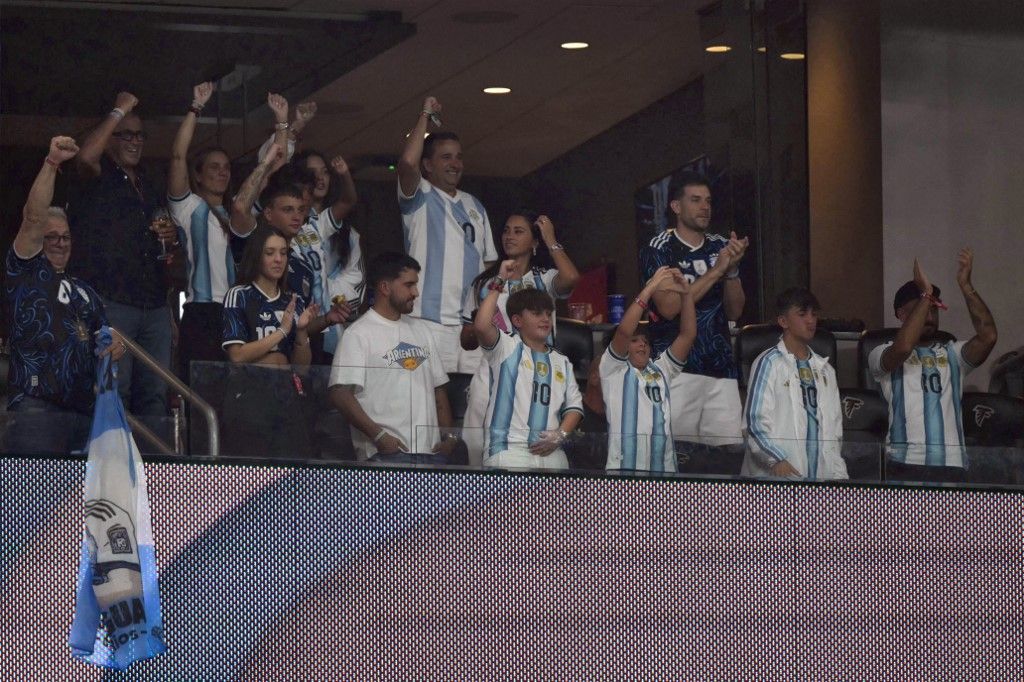 El palco de los Messi en el partido Argentina-Inglaterra.