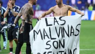 Los jugadores argentinos muestran una pancarta en la que se lee Las Malvinas son Argentina, tras ganar el partido de semifinales del Mundial de fútbol de 2026 entre Inglaterra y Argentina 