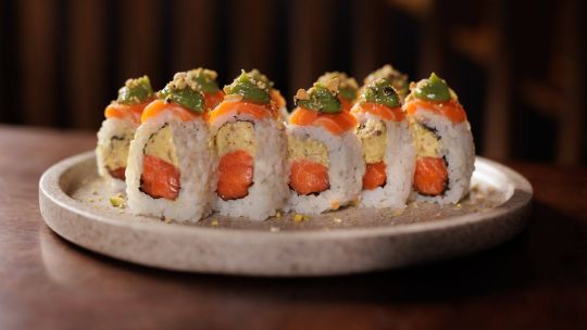 Las seis experiencias de sushi y cocina fusión imperdibles para celebrar el Día del Amigo en Buenos Aires 