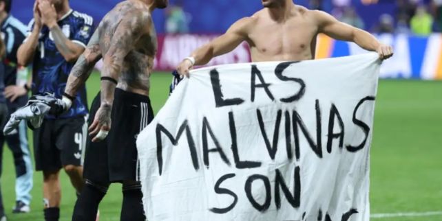 Los jugadores argentinos muestran una pancarta en la que se lee Las Malvinas son Argentina, tras ganar el partido de semifinales del Mundial de fútbol de 2026 entre Inglaterra y Argentina 