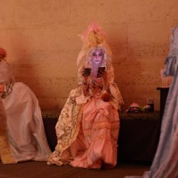 Asistentes ataviados con trajes de época participan en la 14.ª edición del evento de baile de máscaras The Grand Masked Ball, celebrado en la Orangerie del Palacio de Versalles, al suroeste de París. | Foto:Charlotte Siemon / AFP