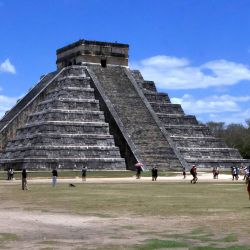 Imagen de visitantes recorriendo la pirámide de Kukulkán en la zona arqueológica de Chichén Itzá, en Yucatán, México. | Foto:Xinhua/Str