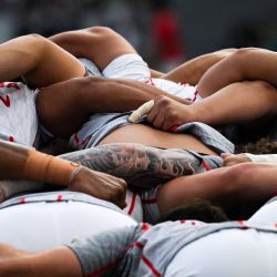 Miembros del equipo de Japón calientan en una melé antes del Campeonato de Naciones de Rugby del Hemisferio Sur entre Francia y Japón en el Estadio Nacional de Tokio. | Foto:ANDREW CABALLERO-REYNOLDS / AFP