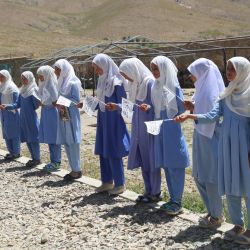 Niñas afganas en el patio de una escuela primaria en la provincia de Ghazni. | Foto:Mohammad Faisal Naweed / AFP