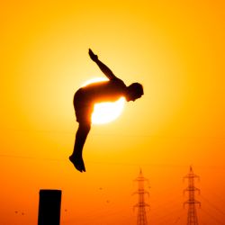 Un joven iraquí se zambulle desde un poste en el río Shatt al-Arab en Basora para refrescarse en medio de las altas temperaturas del verano, al atardecer. | Foto:Hussein Faleh / AFP