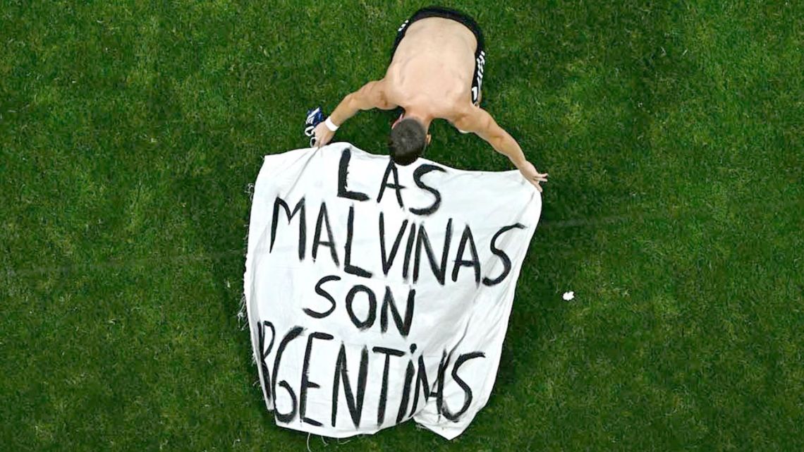 Banderas negras, de lienzo blanco, en tu corazón