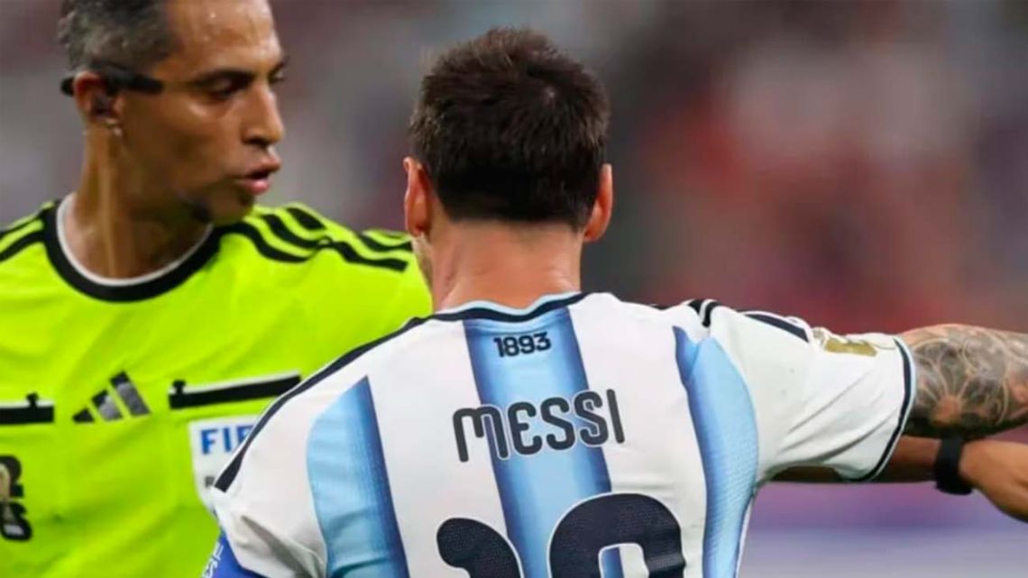Por qué la camiseta de la Selección argentina dice “1893” en la parte de atrás Por qué la camiseta de la Selección argentina dice “1893” en la parte de atrás