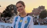 El look de Eva Bargiela en Nueva York: falda, transparencias y sneakers