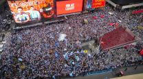 Esta vista aérea muestra a los aficionados argentinos animando a su equipo en Times Square, en la ciudad de Nueva York, el 18 de julio de 2026, un día antes de la final del Mundial de 2026 entre España y Argentina