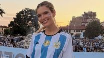 El look de Eva Bargiela en Nueva York: falda, transparencias y sneakers