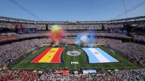 Los jugadores y los árbitros se alinean antes de la final de la Copa Mundial de la FIFA 2026 entre España y Argentina