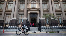 Un hombre circula en una bicicleta frente a la sede del Banco Central de la República Argentina (BCRA)