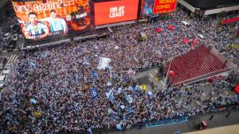 La hinchada argentina arrasa con el "Banderazo" en Times Square horas antes de la final del Mundial 2026 entre la Selección y España