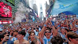 Miles de argentinos coparon Times Square con un histórico banderazo en la previa de la final ante España