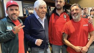 Hugo Moyano con trabajadores