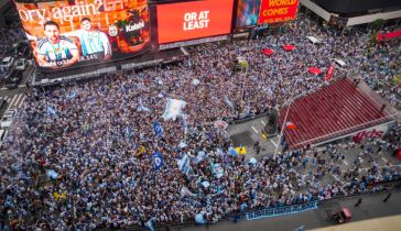 Esta vista aérea muestra a los aficionados argentinos animando a su equipo en Times Square, en la ciudad de Nueva York, el 18 de julio de 2026, un día antes de la final del Mundial de 2026 entre España y Argentina