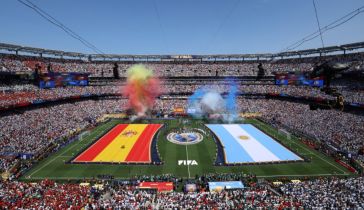 Los jugadores y los árbitros se alinean antes de la final de la Copa Mundial de la FIFA 2026 entre España y Argentina