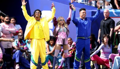 Ronaldinho, Madonna y Ronaldo actúan durante el espectáculo de medio tiempo de Topps en la final de la Copa Mundial de la FIFA 2026 entre España y Argentina