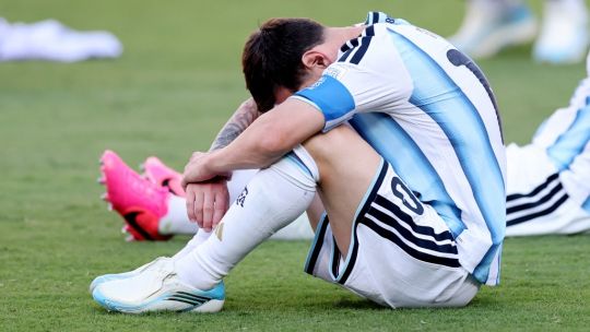 Sin palabras y con el corazón roto: la impactante imagen de Messi en la cancha tras la derrota ante España