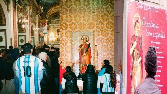 Fe, lluvia y camisetas: la multitudinaria procesión de los fieles de San Expedito, que pidieron el triunfo de Argentina