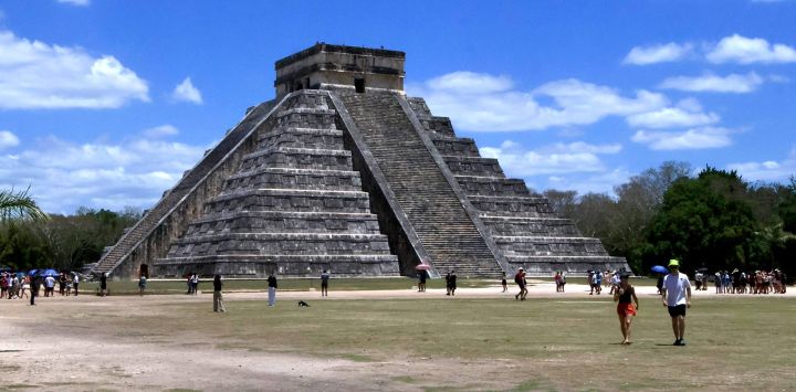 Imagen de visitantes recorriendo la pirámide de Kukulkán en la zona arqueológica de Chichén Itzá, en Yucatán, México.