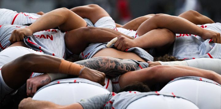 Miembros del equipo de Japón calientan en una melé antes del Campeonato de Naciones de Rugby del Hemisferio Sur entre Francia y Japón en el Estadio Nacional de Tokio.