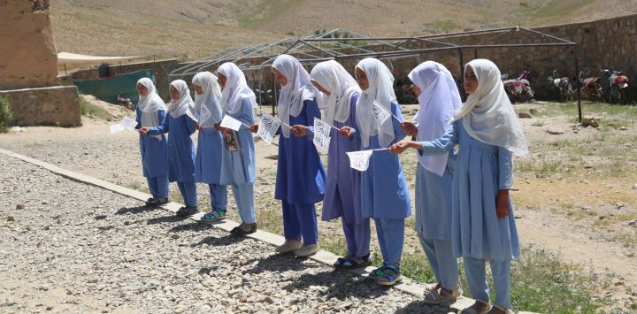 Niñas afganas en el patio de una escuela primaria en la provincia de Ghazni.