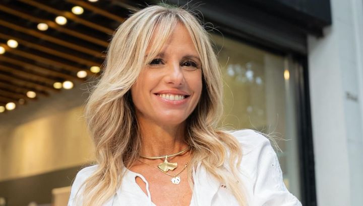 El look náutico chic de Mariana Fabbiani: inspiración parisina, stilettos y pantalón capri