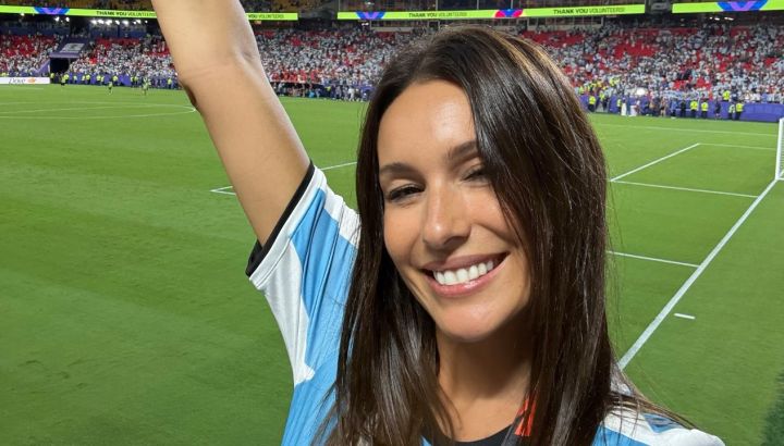 El look de Pampita y sus hijos en la final del Mundial: corona, camisetas históricas y jean barrel