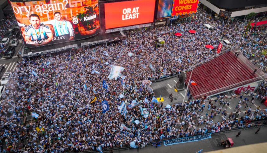 Esta vista aérea muestra a los aficionados argentinos animando a su equipo en Times Square, en la ciudad de Nueva York, el 18 de julio de 2026, un día antes de la final del Mundial de 2026 entre España y Argentina