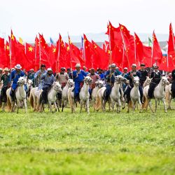 Actores realizaron una presentación en la ceremonia de inauguración del 36° festival Naadam, en la liga de Xilin Gol, en la región autónoma de Mongolia Interior, en el norte de China. El festival Naadam se celebra normalmente a mediados del verano y a veces en invierno en las áreas pastorales de Mongolia Interior, significa "juegos" en mongol. A menudo incluye lucha, tiro con arco y carreras de caballos, también conocidos como los "Tres Juegos de Hombres". | Foto:Xinhua/Li Zhipeng
