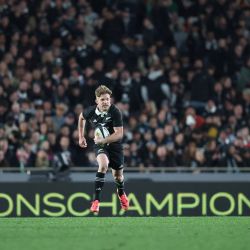 Damian McKenzie, de Nueva Zelanda, corre durante el partido del Campeonato de Naciones de rugby entre Nueva Zelanda e Irlanda en Eden Park, Auckland. | Foto:Michael Bradley / AFP