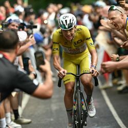 El ciclista esloveno Tadej Pogacar, del equipo UAE Team Emirates - XRG, con el maillot amarillo de líder de la clasificación general, ataca para tomar la delantera en una escapada en solitario en los últimos kilómetros de la 14.ª etapa de la 113.ª edición del Tour de Francia, de 155,3 km entre Mulhouse y Le Markstein, en las montañas de los Vosgos. | Foto:LOIC VENANCE / AFP