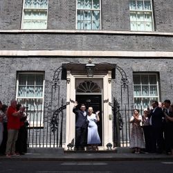El nuevo primer ministro británico, Andy Burnham, y su esposa, Marie-France van Heel, posan en las escaleras del número 10 de Downing Street, en el centro de Londres, tras ser invitados por el rey a formar el próximo gobierno. | Foto:HENRY NICHOLLS / AFP