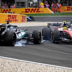 El piloto británico de Mercedes, George Russell (izquierda), pierde el control y se estrella en la grava tras colisionar con el piloto británico de Ferrari, Lewis Hamilton (derecha), al inicio del Gran Premio de Bélgica de Fórmula 1 en el circuito de Spa-Francorchamps, en Spa. | Foto:JOHN THYS / AFP