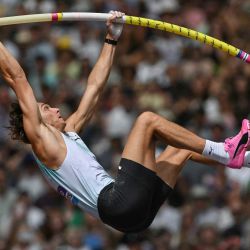 El sueco Armand Duplantis compite en la prueba de salto con pértiga masculino durante la competición de atletismo de la Liga Diamante de la IAAF en el estadio de Londres. | Foto:Glyn Kirk / AFP