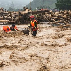 Esta fotografía, tomada y difundida por la Agencia de Noticias de Vietnam (VNA), muestra a los equipos de rescate atendiendo las consecuencias de las inundaciones repentinas en la comuna de Muong Than, provincia de Lai Chau, en el norte de Vietnam. | Foto:Agencia de Noticias de Vietnam (VNA) / AFP