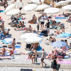 Imagen de personas disfrutando de su tiempo libre, en la playa Bacvice, en Split, Croacia. | Foto:Xinhua/Grgo Jelavic/PIXSELL