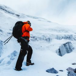 Imagen del miembro de un equipo de expedición científica portando un exoesqueleto producido por Hypershell mientras realiza trabajo de campo en el glaciar Dongkemadi, en la provincia de Qinghai, en el noroeste de China. Hypershell es una empresa innovadora de sistemas portátiles inteligentes. | Foto:Xinhua