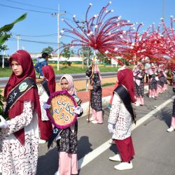 Jóvenes musulmanes participan en un desfile durante el festival Tadika Samphan, una celebración local para niños en la provincia sureña tailandesa de Narathiwat. | Foto:Madaree Tohlala / AFP
