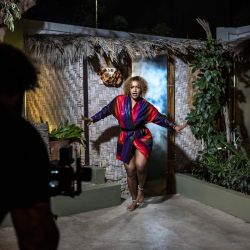 La cantante caboverdiana Ceuzany Pires baila durante la grabación del videoclip de su último disco, “No tchal te li” (Nos detenemos aquí), en un restaurante de Mindelo. Descalza, con los brazos en alto y visiblemente emocionada, Ceuzany interpreta con su potente voz el tema principal de su último álbum, dedicado a la lucha contra la violencia doméstica, conmoviendo al público que llenaba un bar en Mindelo, en la isla de São Vicente. | Foto:Patrick Meinhardt / AFP