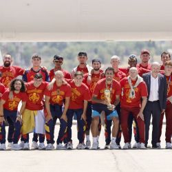 La selección española posa con su trofeo en la pista de aterrizaje tras su llegada procedente de Estados Unidos, después de ganar el Mundial de 2026, en el aeropuerto de Madrid Barajas. | Foto:OSCAR DEL POZO / AFP