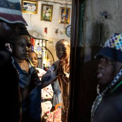 Niños reaccionan junto a su madre mientras manifestantes les exigen que abandonen su apartamento durante una protesta que pide la expulsión de inmigrantes indocumentados en Alexandra. Sudáfrica se ha visto sacudida durante semanas por protestas y disturbios contra los inmigrantes indocumentados, lo que ha provocado que decenas de miles huyan del país. | Foto:EMMANUEL CROSET / AFP